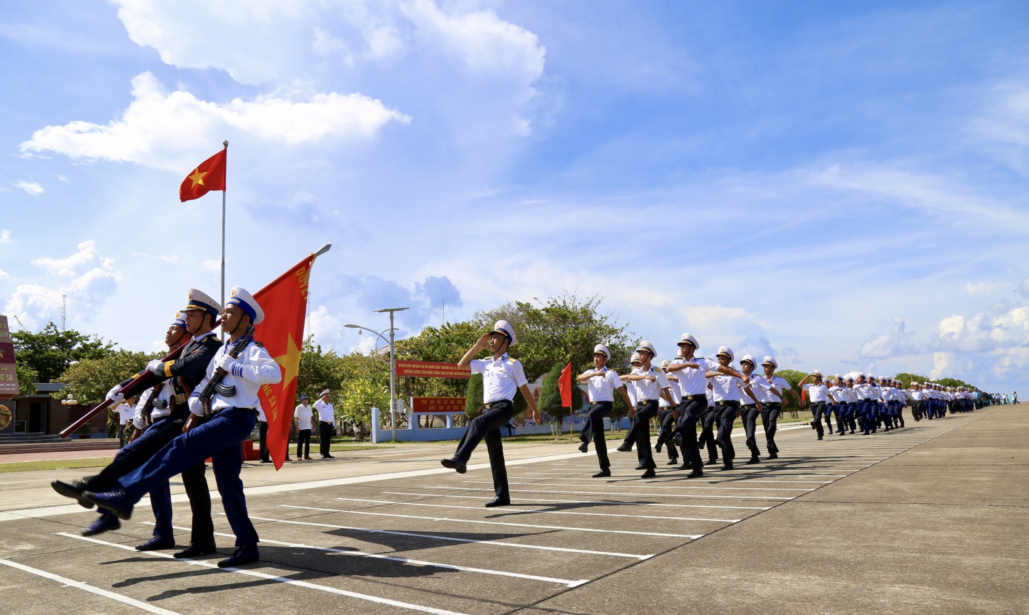 Lễ chào cờ thiêng liêng ở Trường Sa