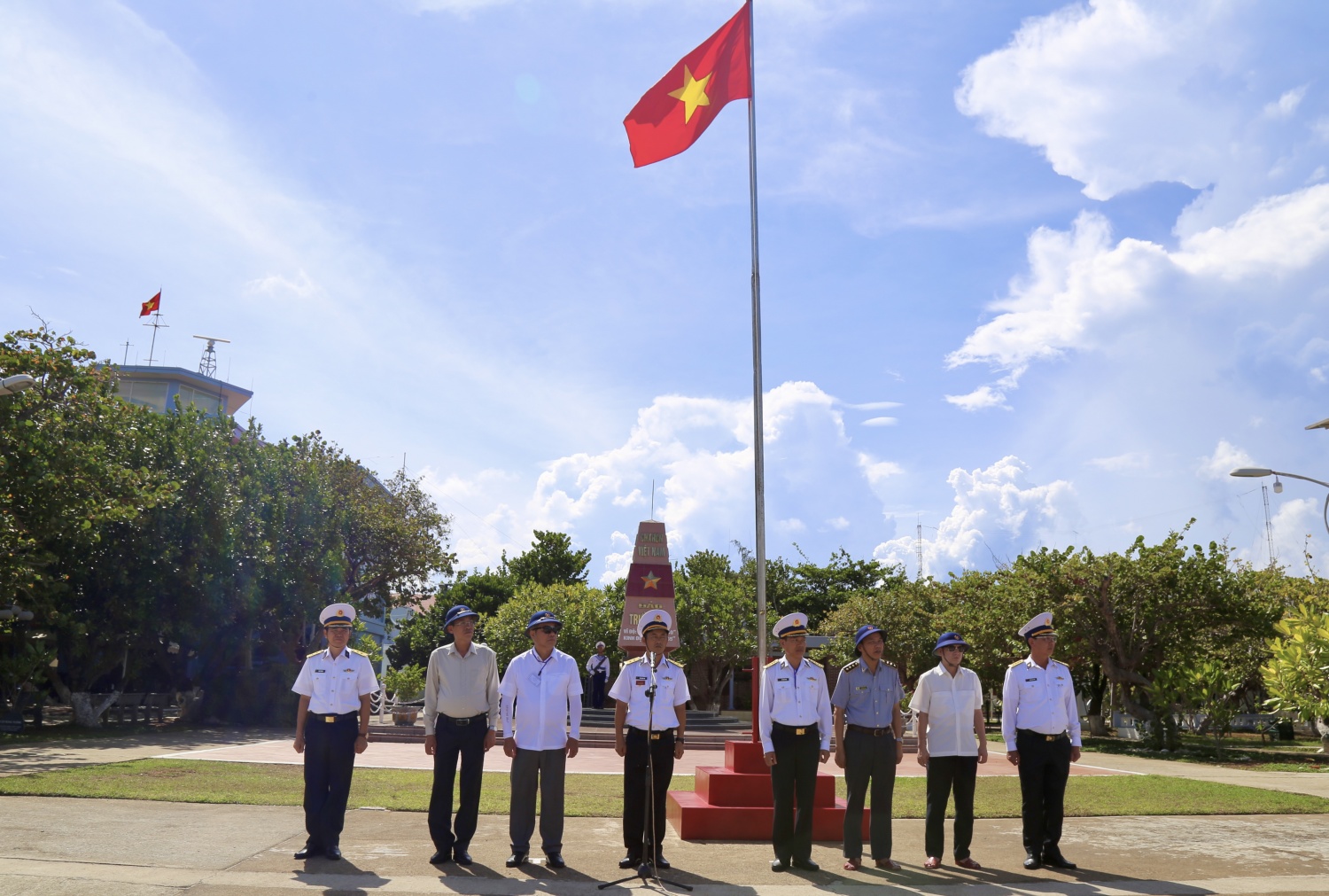 Lễ chào cờ thiêng liêng ở Trường Sa