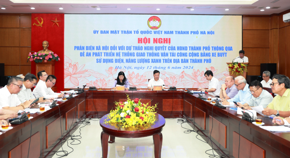 Hà Nội bàn giải pháp chuyển đổi 100% xe buýt sử dụng điện, năng lượng xanh