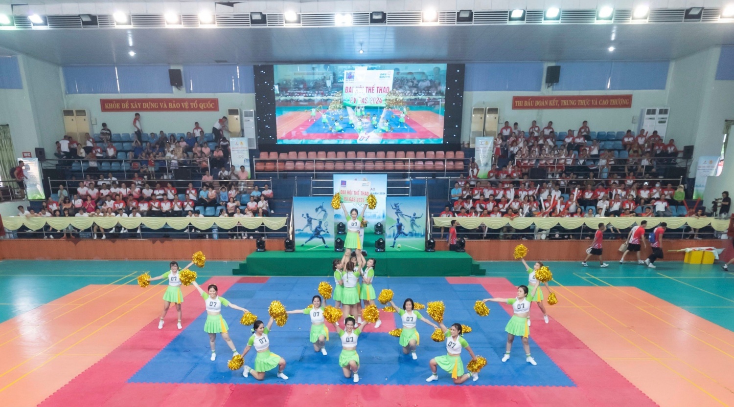1.Phần thi được dàn dựng bài bản, thi đấu nhiệt tình của các nữ VĐV đoàn thể thao Công ty CP Kinh doanh khí Miền Nam trong bộ môn thi đấu nhảy cổ động