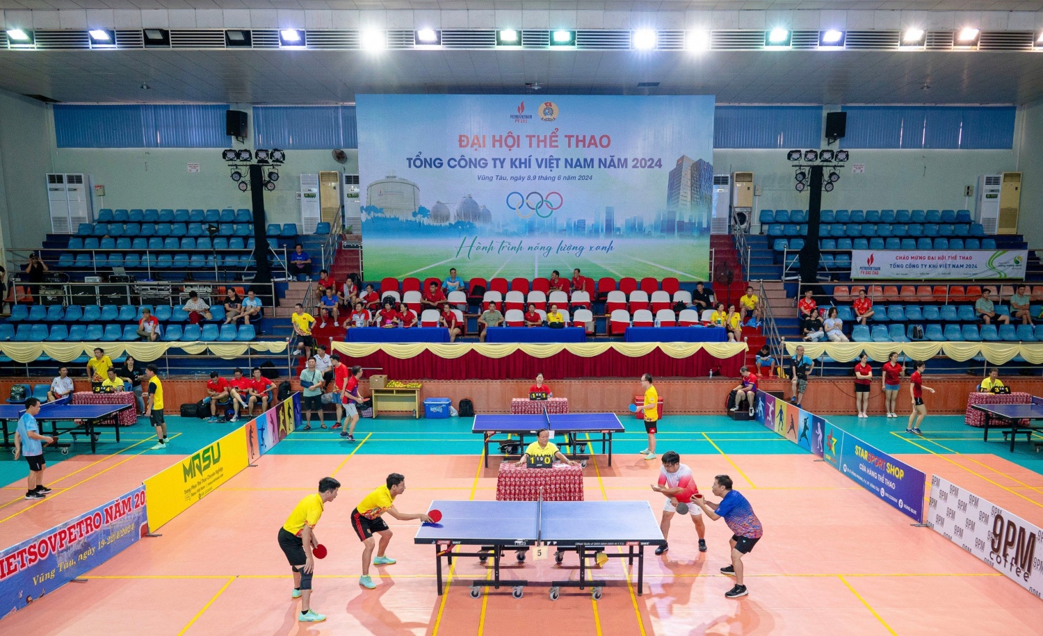 2. Các đội đang tranh tài ở bộ môn bóng bàn