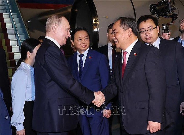 Tổng thống Nga Vladimir Putin đến Hà Nội, bắt đầu thăm cấp Nhà nước tới Việt Nam