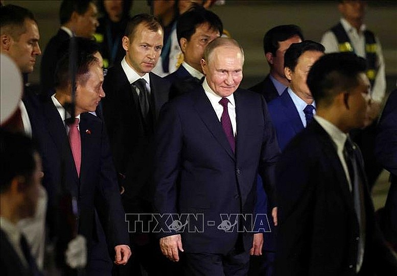 Tổng thống Nga Vladimir Putin đến Hà Nội, bắt đầu thăm cấp Nhà nước tới Việt Nam