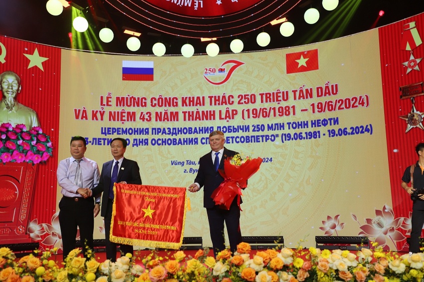 Thành tích đáng tự hào của Vietsovpetro Tập thể lao động quốc tế Vietsovpetro đón nhận nhiều danh hiệu cao quý
