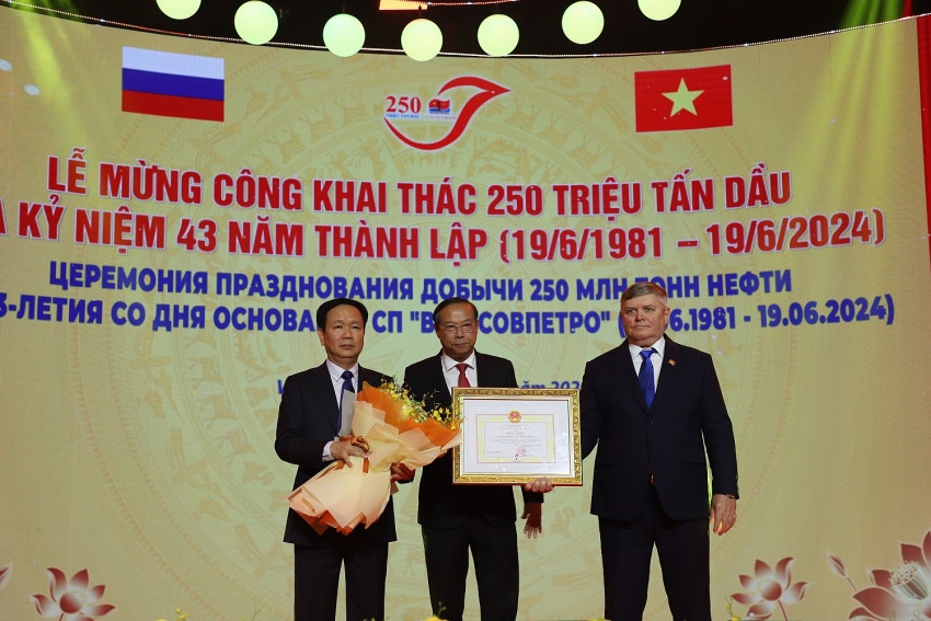 Thành tích đáng tự hào của Vietsovpetro Tập thể lao động quốc tế Vietsovpetro đón nhận nhiều danh hiệu cao quý