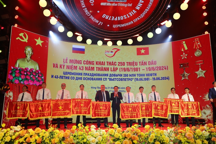 Thành tích đáng tự hào của Vietsovpetro Tập thể lao động quốc tế Vietsovpetro đón nhận nhiều danh hiệu cao quý