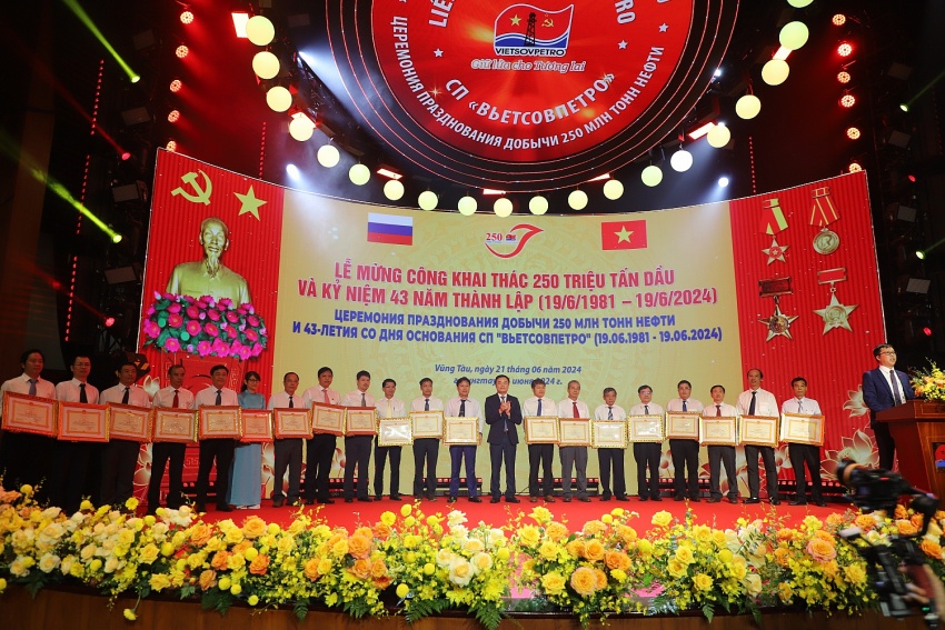 Thành tích đáng tự hào của Vietsovpetro Tập thể lao động quốc tế Vietsovpetro đón nhận nhiều danh hiệu cao quý