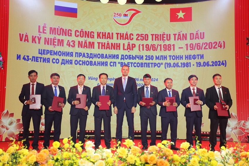 Thành tích đáng tự hào của Vietsovpetro Tập thể lao động quốc tế Vietsovpetro đón nhận nhiều danh hiệu cao quý