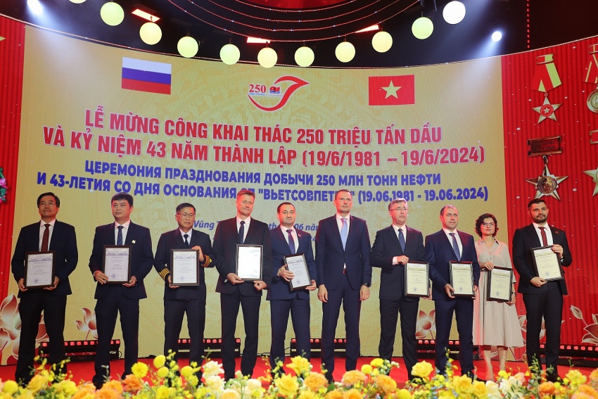 Thành tích đáng tự hào của Vietsovpetro Tập thể lao động quốc tế Vietsovpetro đón nhận nhiều danh hiệu cao quý