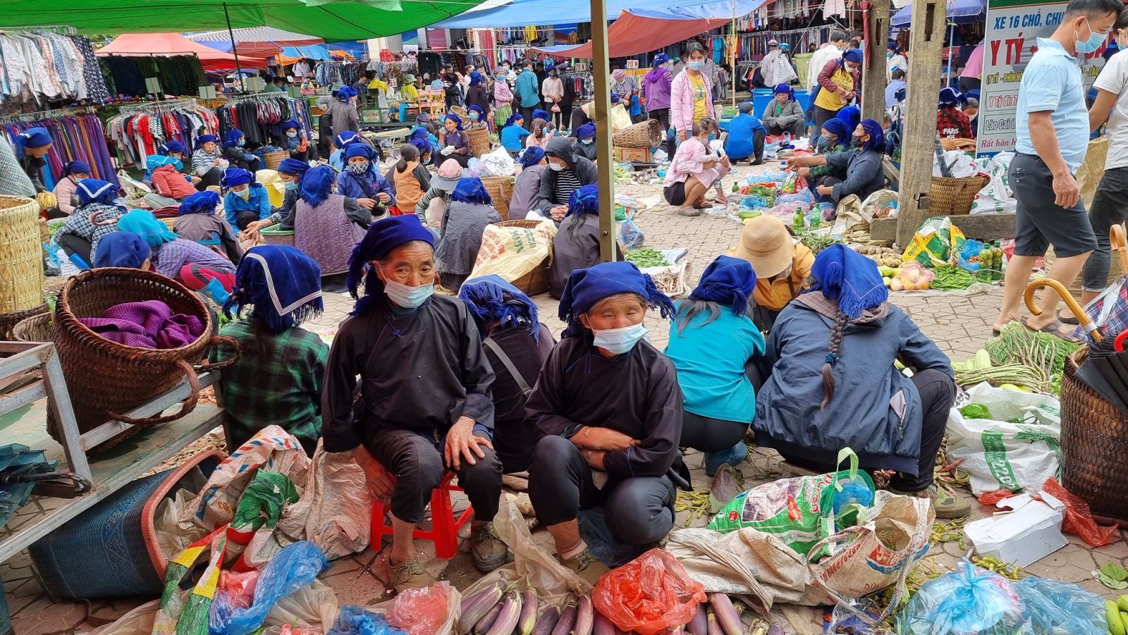 Đến chợ phiên Y Tý khám phá sắc màu vùng cao