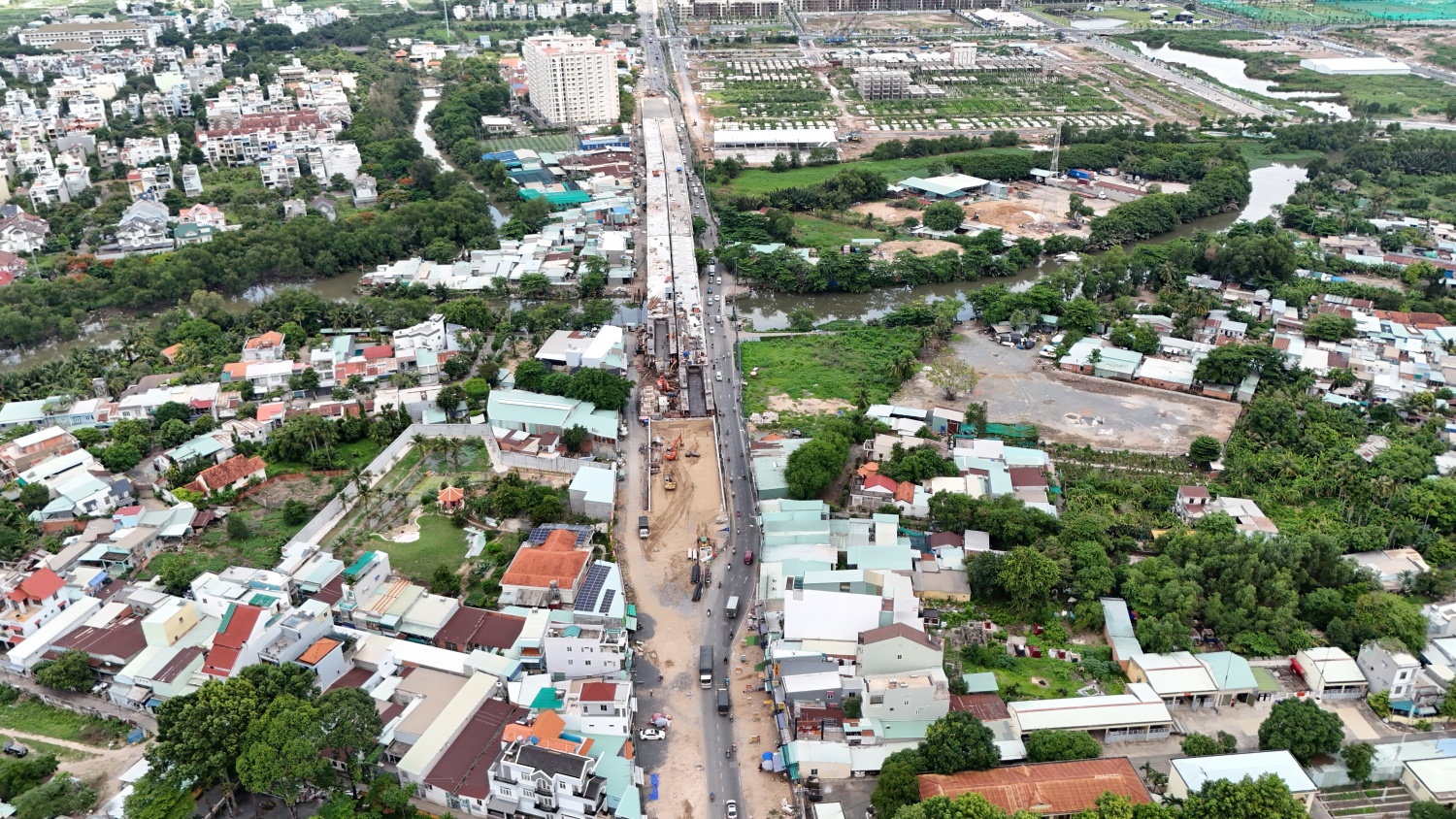 [Chùm ảnh] Cầu Nam Lý sắp hoàn thành, góp phần giải quyết kẹt xe khu Đông TP HCM
