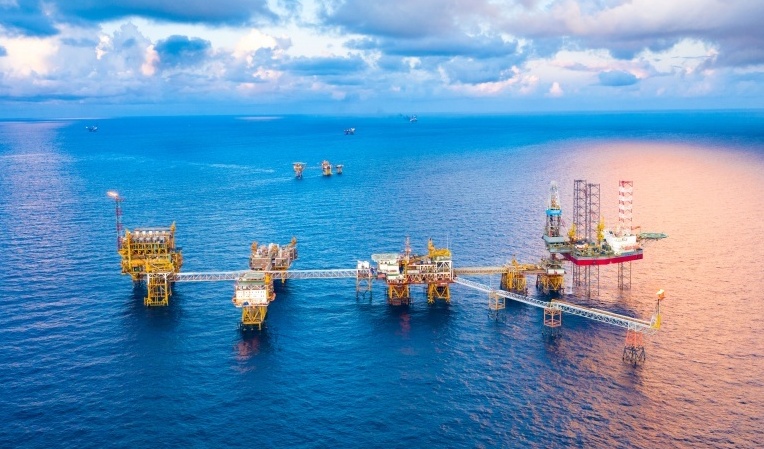 Nhập khẩu dầu thô giảm mạnh, tín hiệu tích cực từ gia tăng khai thác trong nước
