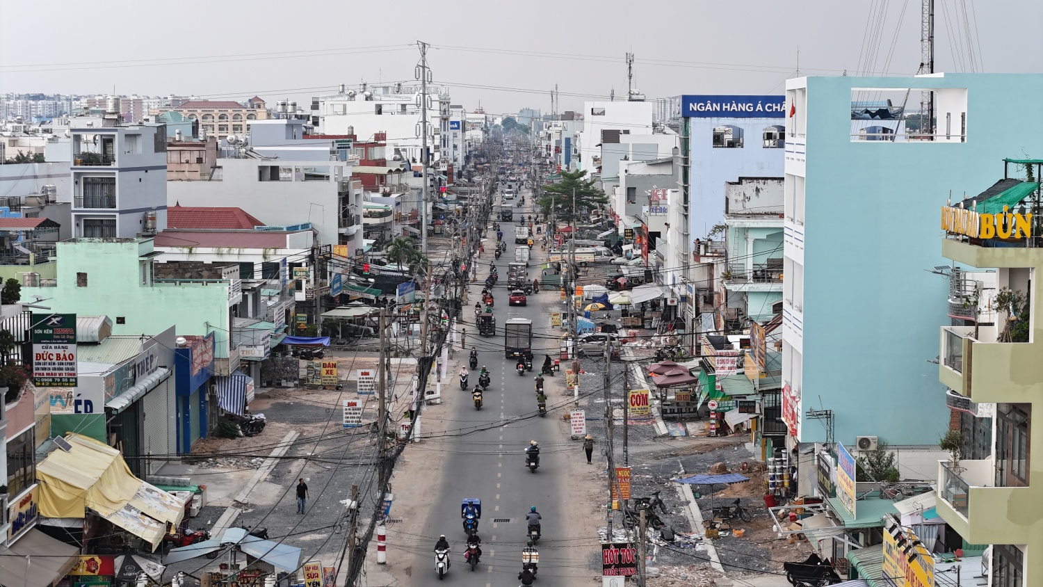 [Chùm ảnh] Gấp rút hoàn thành mở rộng con đường ở cửa ngõ Tây Bắc TP HCM