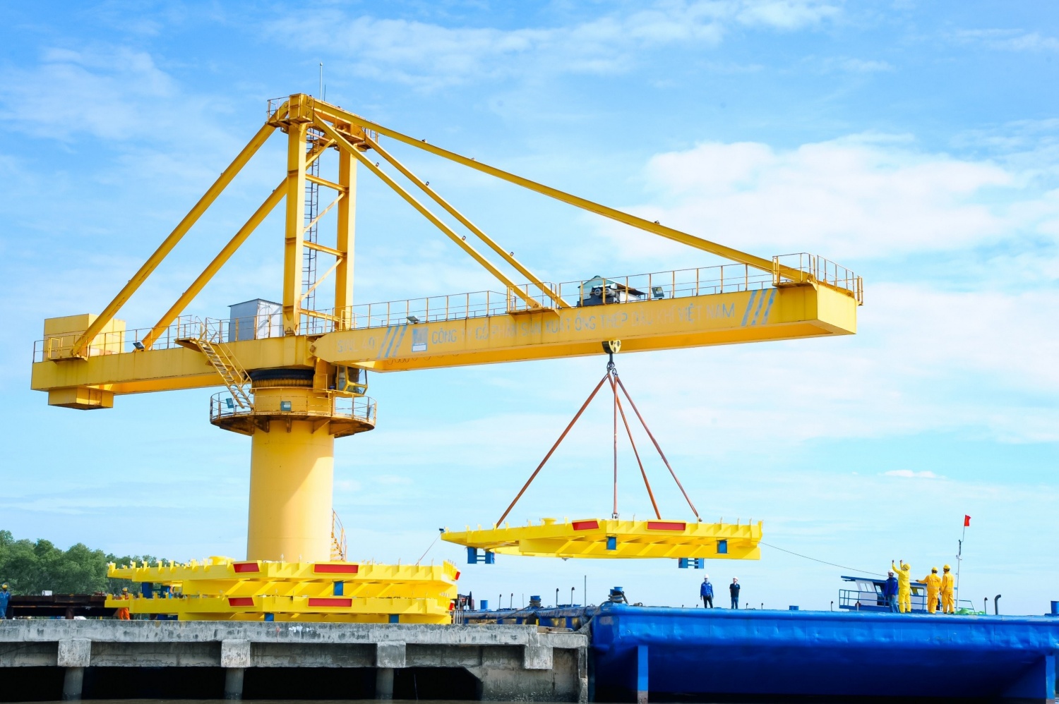 Sản phẩm đang được xếp lên sà lan để xuất khẩu đi nước ngoài Sản phẩm đang được xếp lên sà lan để xuất khẩu đi nước ngoài