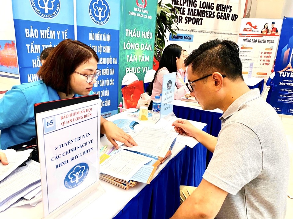 Lao động nam đang được giới thiệu, tư vấn về chính sách bảo hiểm xã hội. Ảnh: Nguyễn Hải. Lao động nam đang được giới thiệu, tư vấn về chính sách bảo hiểm xã hội. Ảnh: Nguyễn Hải.