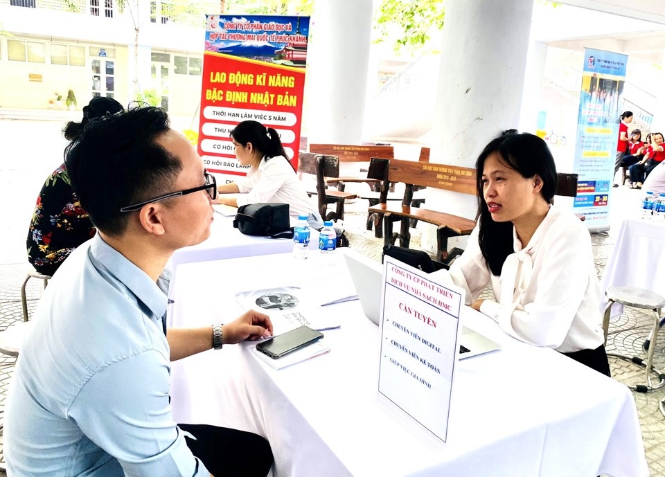 Nhiều lao động nam ứng tuyển phỏng vấn để có việc làm, đóng BHXH. Ảnh: Nguyễn Hải. Nhiều lao động nam ứng tuyển phỏng vấn để có việc làm, đóng BHXH. Ảnh: Nguyễn Hải.