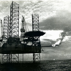 Chuyện tìm dầu ở tầng đá móng: 