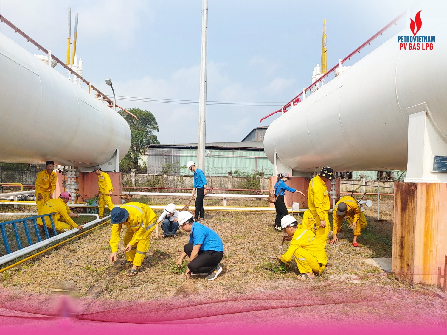 Người lao động PV GAS LPG tham gia dọn rác, làm đẹp công trình khí
