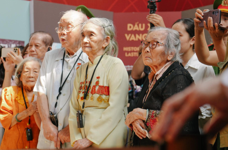 “Thắp ngọn lửa hồng” - Tri ân các anh hùng liệt sĩ “Thắp ngọn lửa hồng” - Tri ân các anh hùng liệt sĩ