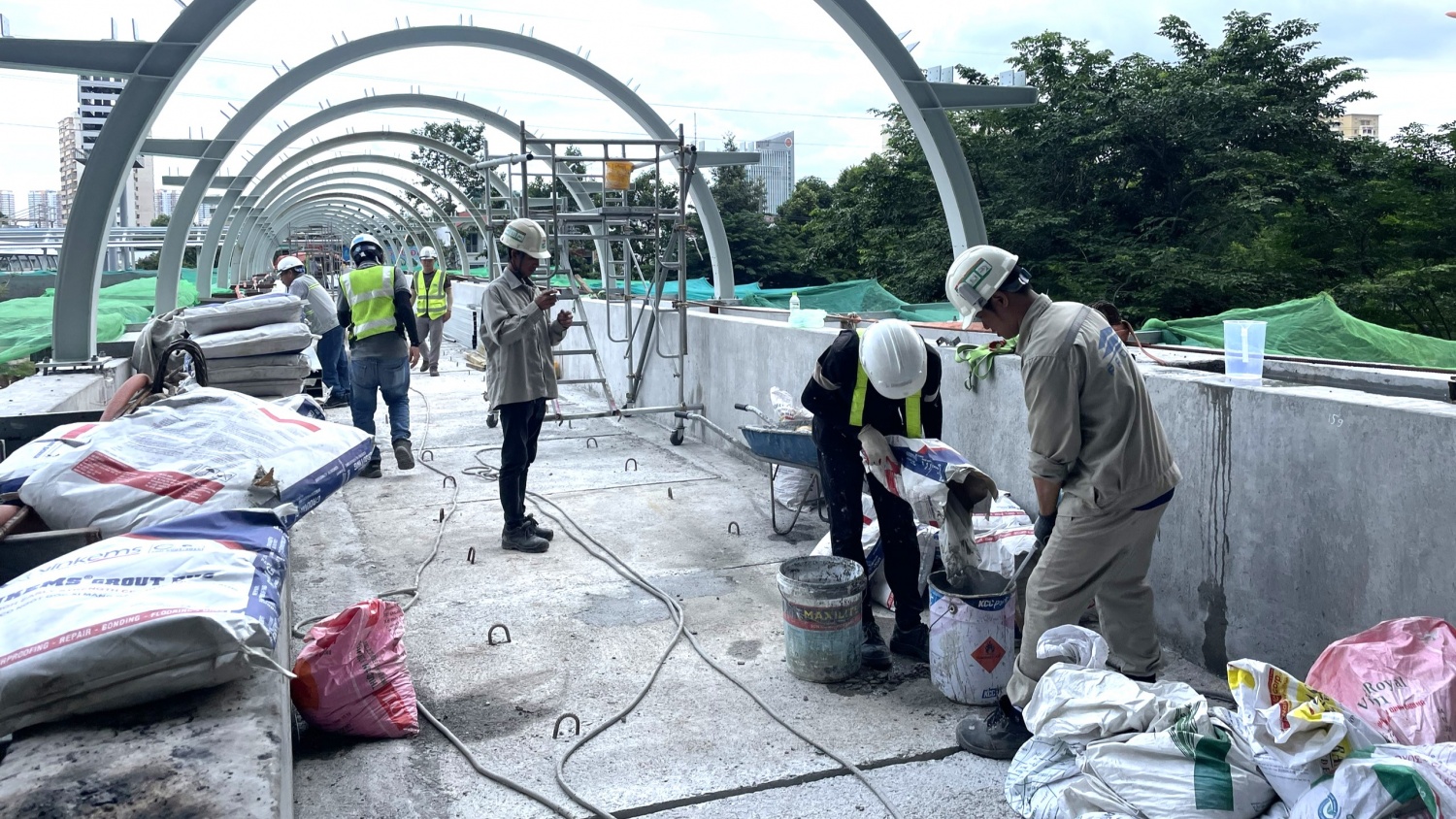 Hạng mục cầu bộ hành kết nối nhà ga tuyến Metro số 1 sẽ hoàn thành trong tháng 9/2024