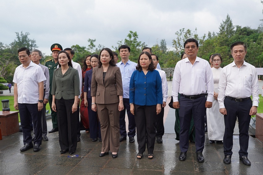 Phó Chủ tịch nước Võ Thị Ánh Xuân viếng Nghĩa trang Hàng Dương