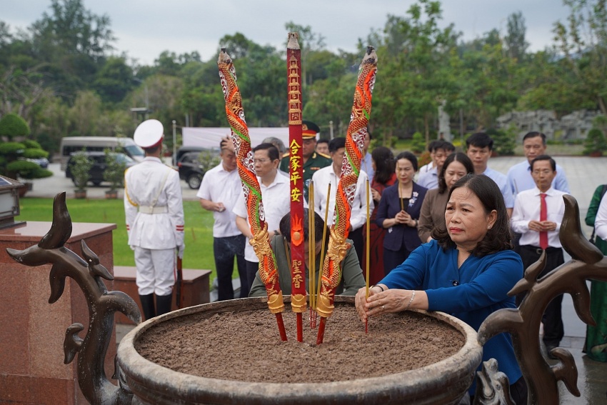 Phó Chủ tịch nước Võ Thị Ánh Xuân viếng Nghĩa trang Hàng Dương