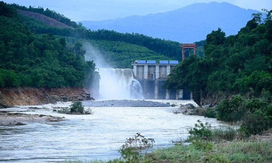 Mưa lớn, nhiều nhà máy thuỷ điện mở cửa xả lũ