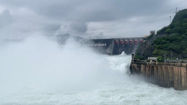 Mưa lớn, nhiều nhà máy thuỷ điện mở cửa xả lũ