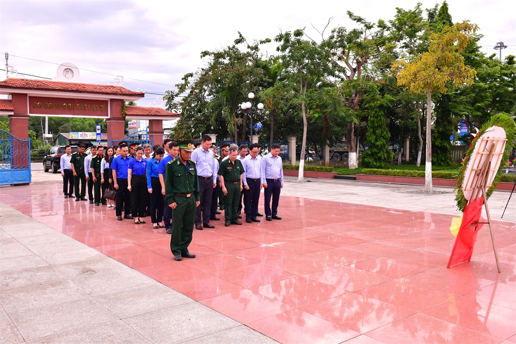 Ban lãnh đạo và các CBCNV BSR thực hiện nghi thức dâng hương tại đài tưởng niệm các anh hùng liệt sĩ nhân Ngày Thương binh – Liệt sĩ Ban lãnh đạo và các CBCNV BSR thực hiện nghi thức dâng hương tại đài tưởng niệm các anh hùng liệt sĩ nhân Ngày Thương binh – Liệt sĩ