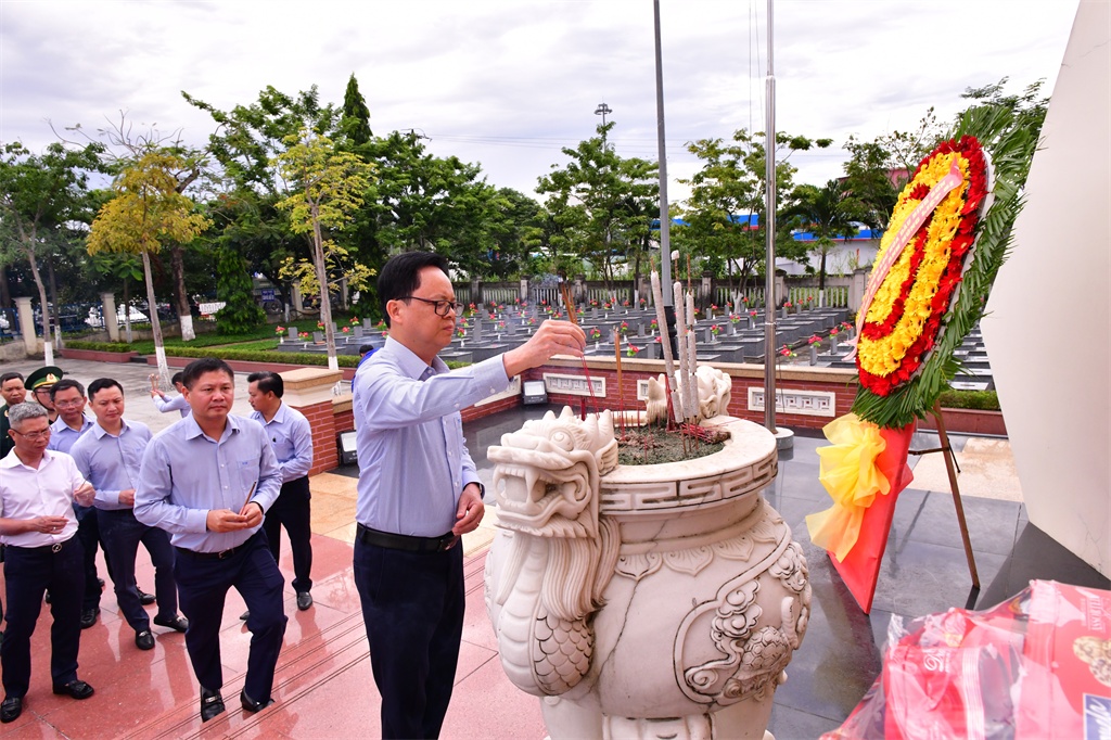 Ban lãnh đạo và NLĐ BSR dâng hương, tri ân các anh hùng liệt sĩ ở Nghĩa trang liệt sĩ huyện Bình Sơn. Ban lãnh đạo và NLĐ BSR dâng hương, tri ân các anh hùng liệt sĩ ở Nghĩa trang liệt sĩ huyện Bình Sơn.