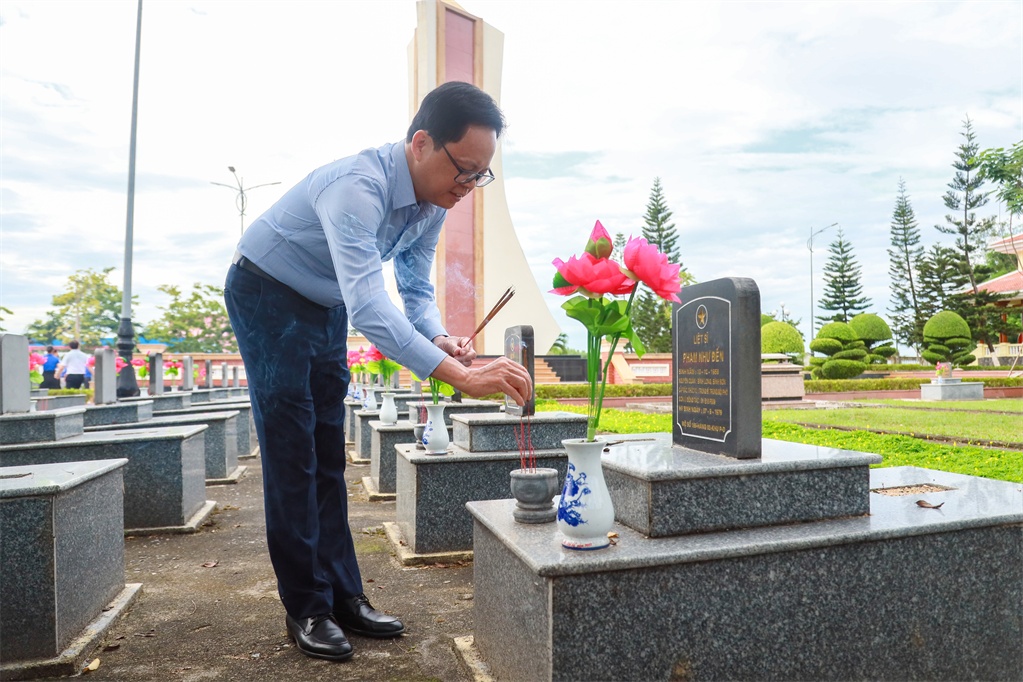 Ban lãnh đạo BSR thắp hương các phần mộ liệt sĩ. Ban lãnh đạo BSR thắp hương các phần mộ liệt sĩ.