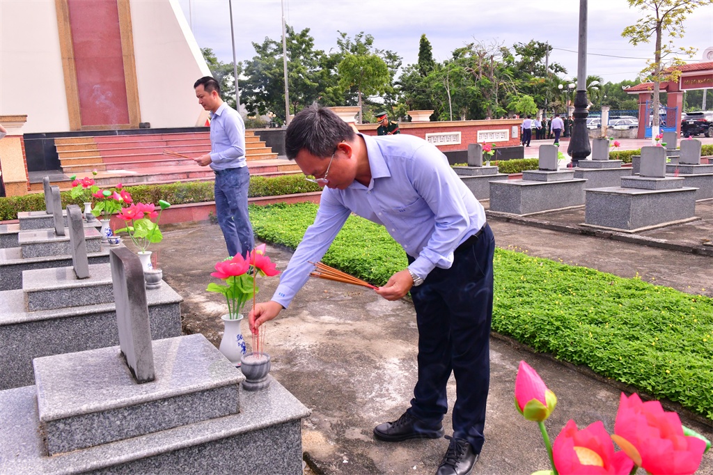BSR dâng hương tri ân các anh hùng liệt sĩ tại nghĩa trang liệt sĩ huyện Bình Sơn