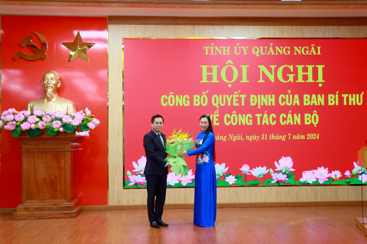 Đồng chí Bùi Thị Quỳnh Vân - Bí thư Tỉnh uỷ tặng hoa chúc mừng tân Phó Bí thư Tỉnh uỷ Quảng Ngãi, nhiệm kỳ 2020 - 2025..