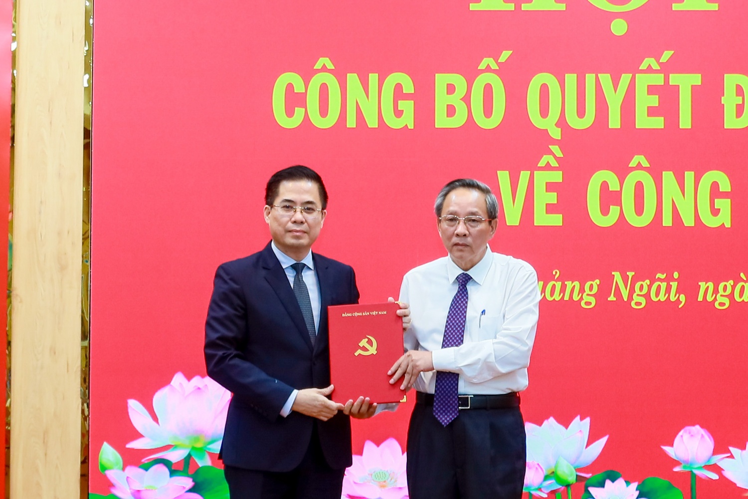 Đồng chí Hoàng Đăng Quang - Phó Ban Tổ chức Trung ương (bên phải) trao quyết định điều động, chỉ định giữ chức Phó Bí thư Tỉnh uỷ Quảng Ngãi với đồng chí Nguyễn Hoàng Giang.