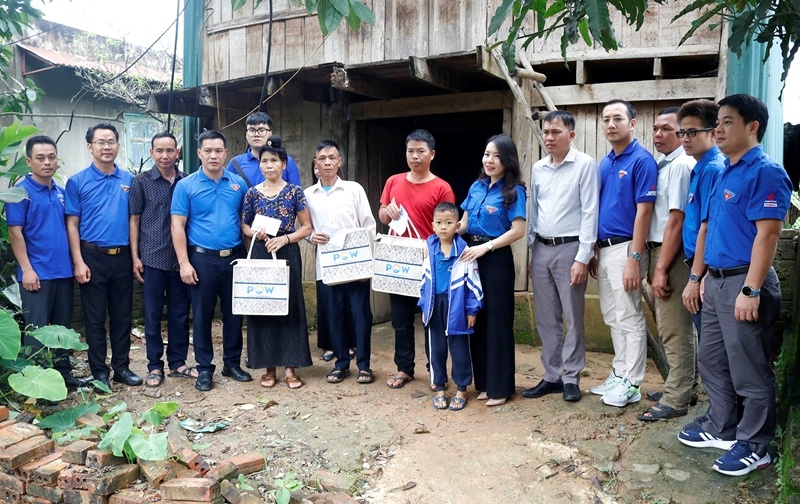 Đoàn Thanh niên các đơn vị thăm, tặng quà cho các gia đình chính sách ở xã Mường Phăng Đoàn Thanh niên các đơn vị thăm, tặng quà cho các gia đình chính sách ở xã Mường Phăng