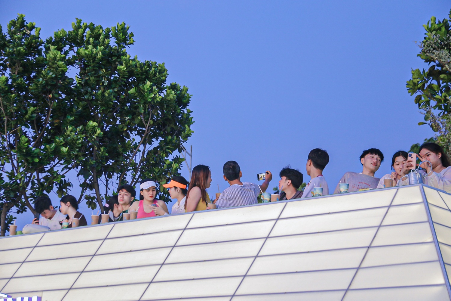 Nhiều cặp đôi cũng tranh thủ chụp ảnh để ghi lại những khoảnh khắc thú vị bên nhau.