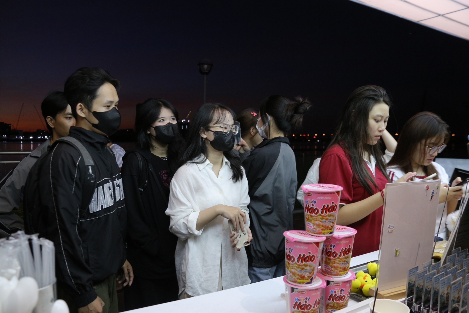 Các bạn trẻ xếp hàng để gọi những món nước uống và đồ ăn sáng trước lúc bình minh để kịp check in và ngắm cảnh sắc đầy thơ mộng tại bờ sông Hàn.