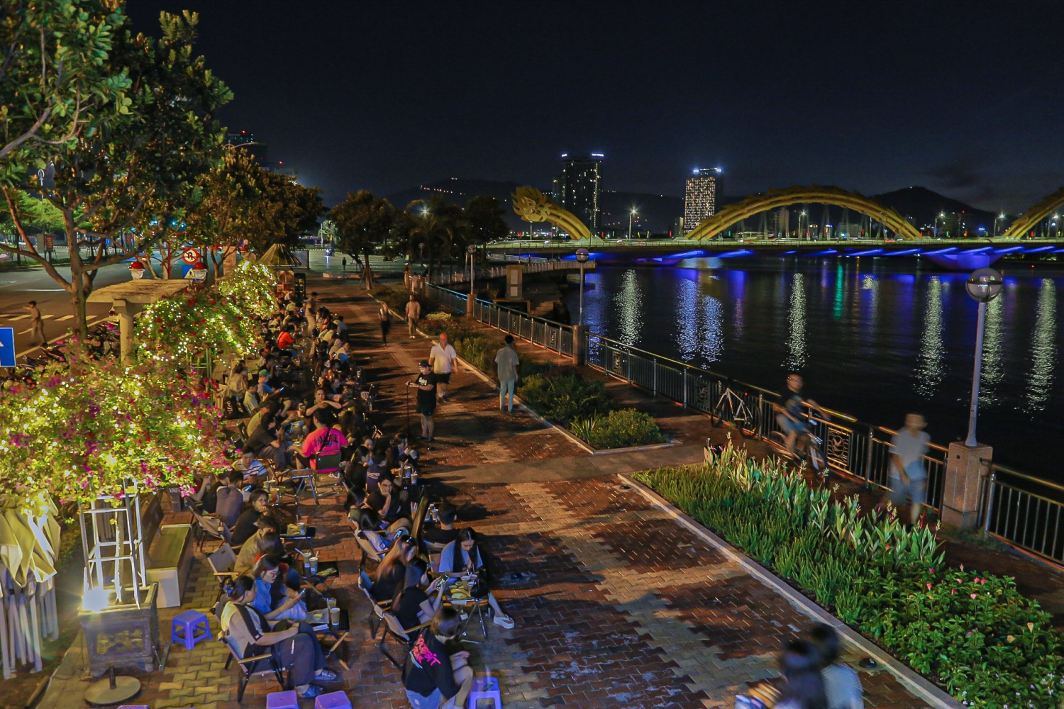 Cầu Rồng tại TP Đà Nẵng cũng trở thành địa điểm check in nổi tiếng của du khách khi đến Đà Nẵng.