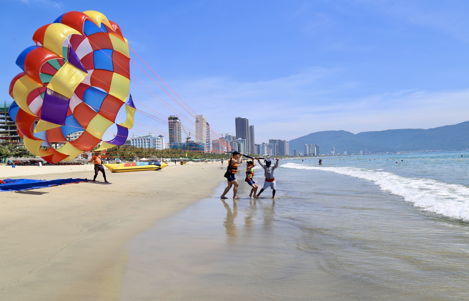 Độc đáo dù lượn giữa biển trời ở độ cao gần 100m