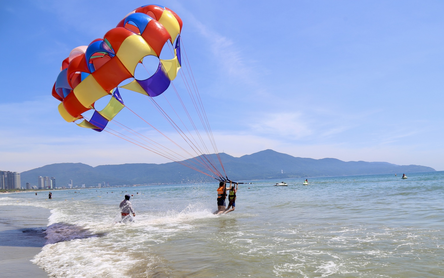 Độc đáo dù lượn giữa biển trời ở độ cao gần 100m