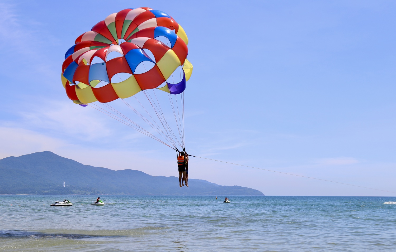 Độc đáo dù lượn giữa biển trời ở độ cao gần 100m