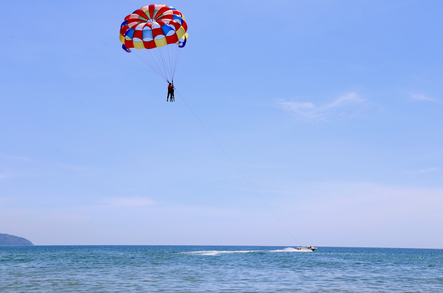 Độc đáo dù lượn giữa biển trời ở độ cao gần 100m