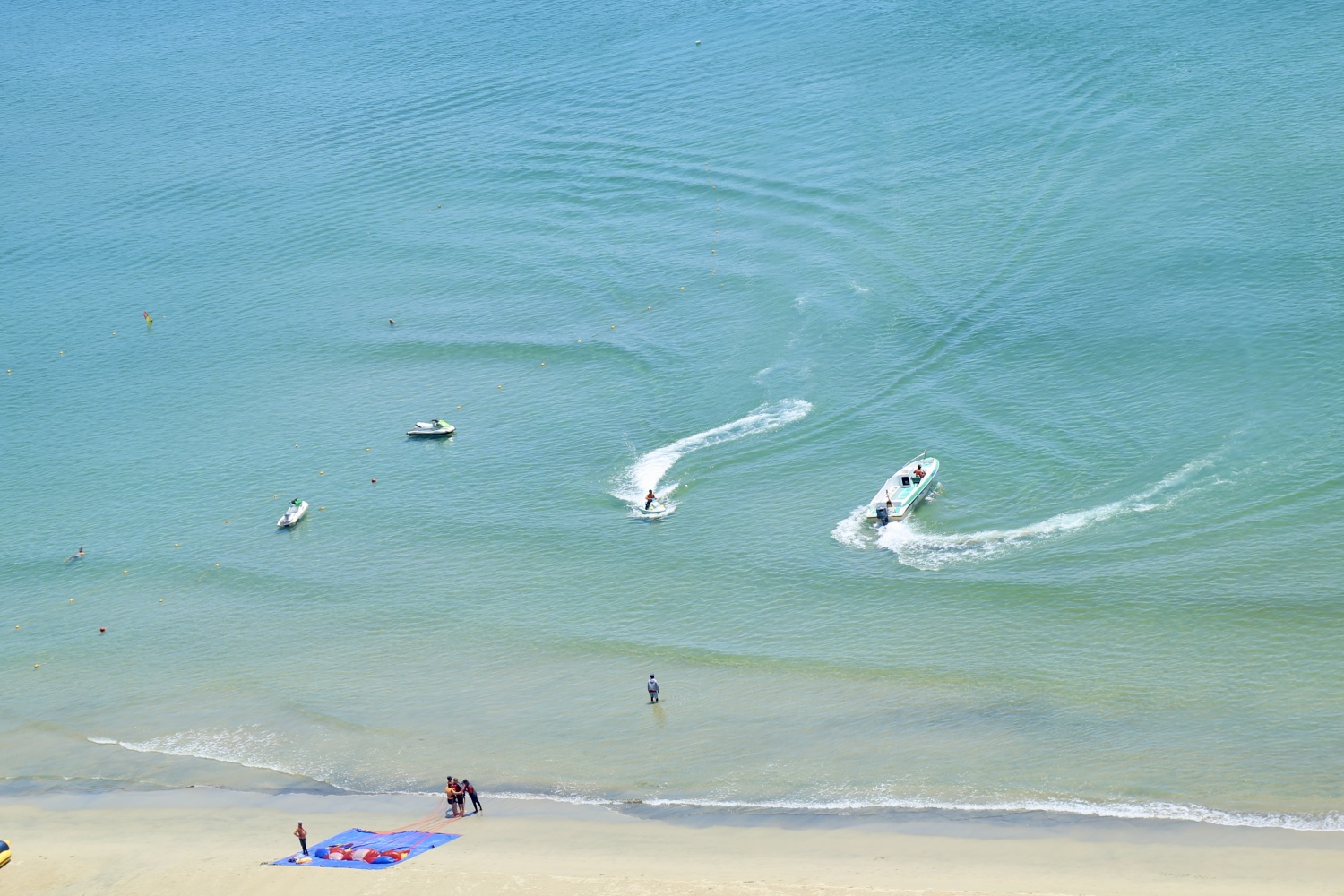 Độc đáo dù lượn giữa biển trời ở độ cao gần 100m