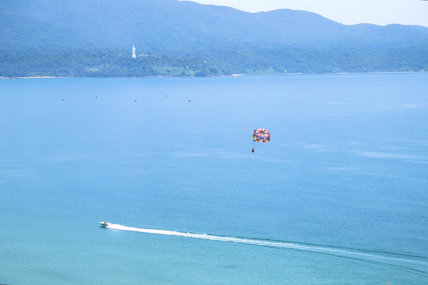 Độc đáo dù lượn giữa biển trời ở độ cao gần 100m