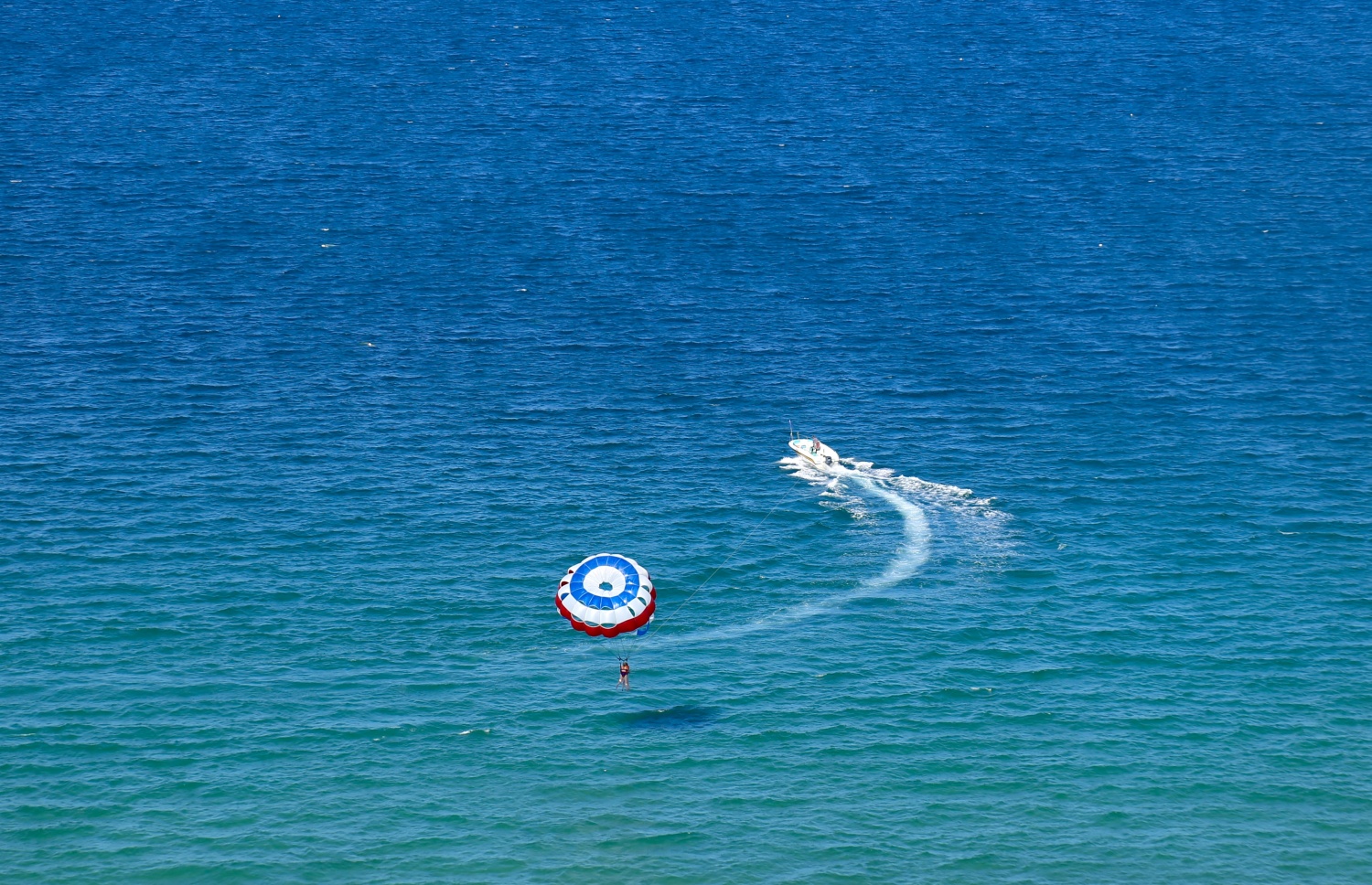 Độc đáo dù lượn giữa biển trời ở độ cao gần 100m