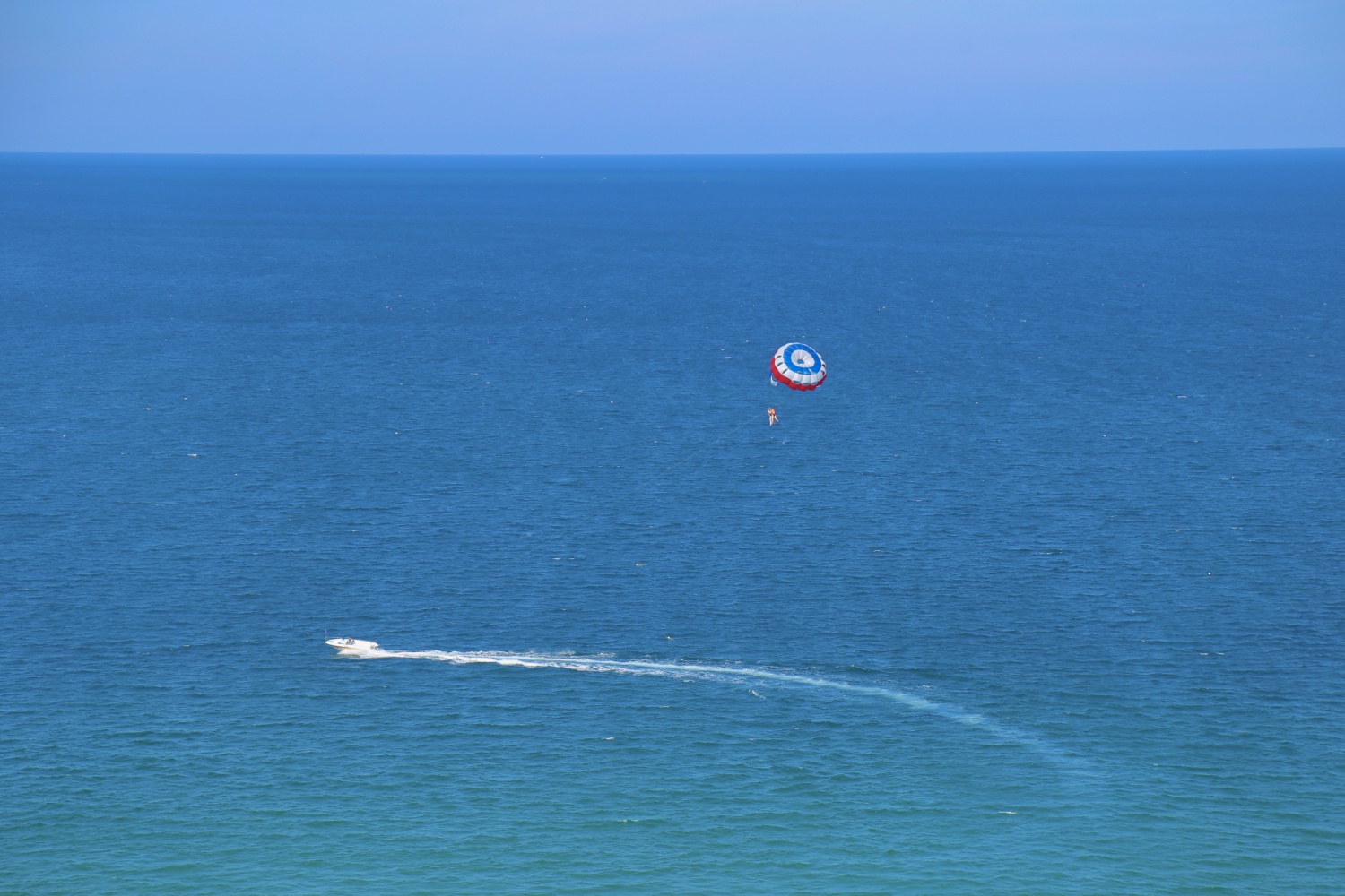 Độc đáo dù lượn giữa biển trời ở độ cao gần 100m