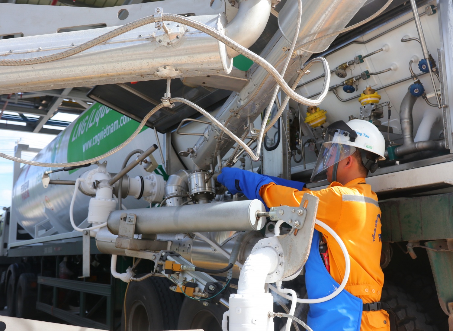 Kiểm tra kỹ thuật và nạp LNG vào ISO Tank tại Kho LNG Thị Vải