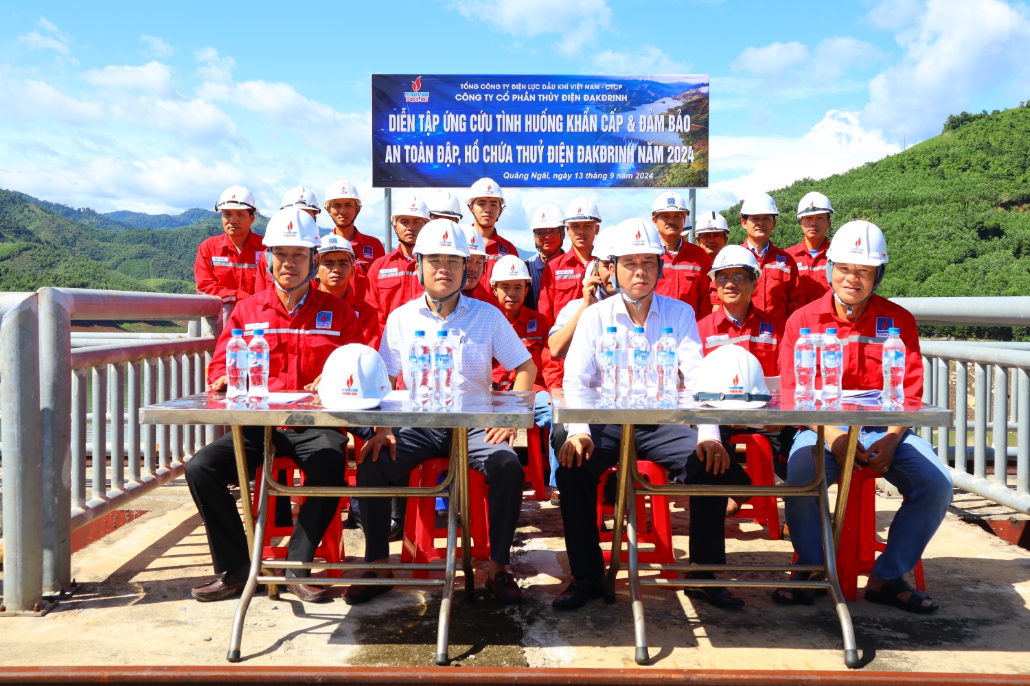 Các đại biểu tham dự buổi diễn tập tại đập Thuỷ điện Đakđrinh. Các đại biểu tham dự buổi diễn tập tại đập Thuỷ điện Đakđrinh.