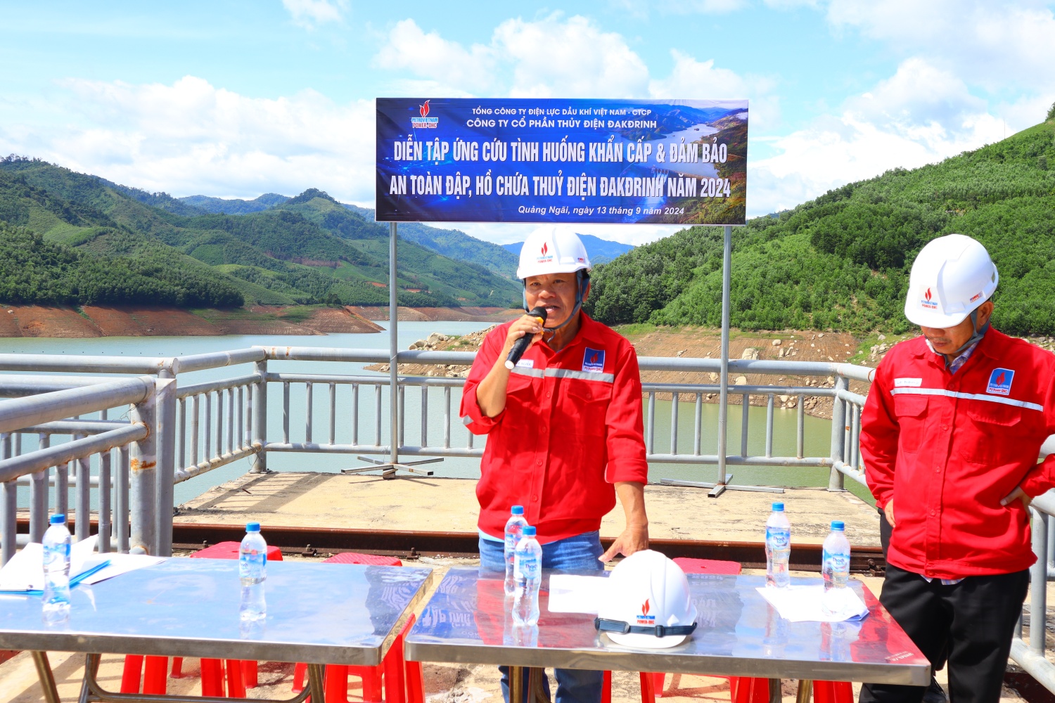 Ông Nguyễn Duy Nghĩa - Trưởng phòng Kỹ thuật - An toàn cùng các nhân viên vận hành thực hiện diễn tập các tình huống. Ông Nguyễn Duy Nghĩa - Trưởng phòng Kỹ thuật - An toàn cùng các nhân viên vận hành thực hiện diễn tập các tình huống.