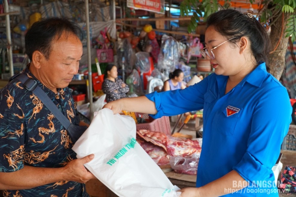 Đoàn viên thanh niên huyện Đình Lập tuyên truyền các hộ kinh doanh về sử dụng túi nilon thân thiện với môi trường. Lạng Sơn tích cực hưởng ứng phong trào “Chống rác thải nhựa”